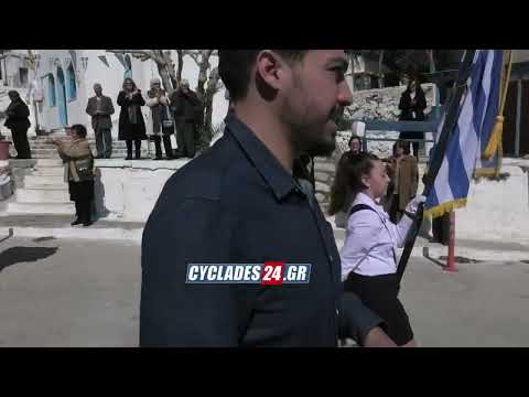 Νάξος – Παρέλαση 25ης Μαρτίου: Αποθεώθηκε η μαθήτρια που κράτησε ολομόναχη την ελληνική σημαία