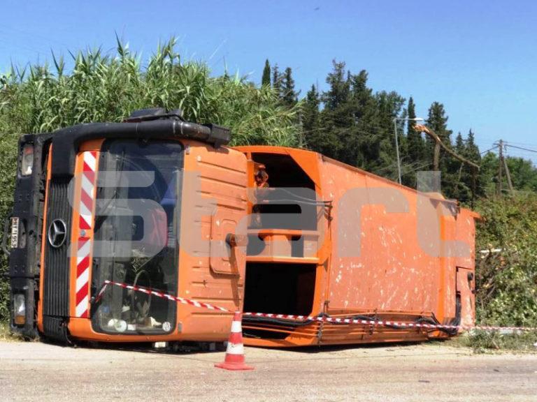Κέρκυρα  |  Ανατροπή απορριμματοφόρου στον Πέλεκα – Χάλασαν τα φρένα του (photos)
