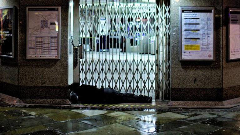 Λονδίνο: Έλληνας άστεγος πέθανε έξω από αστυνομικό τμήμα, περιμένοντας τον σκύλο του