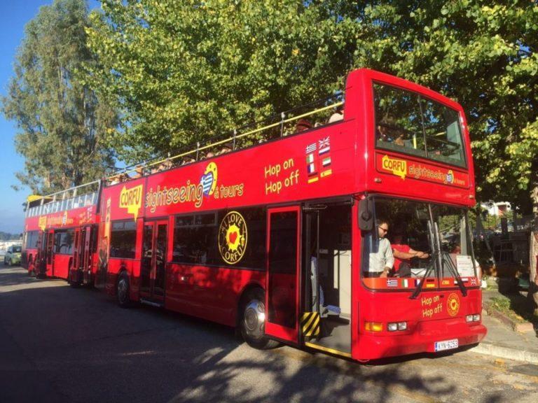 Κέρκυρα | Την απόσυρση των αδειών των κόκκινων λεωφορείων ζητά το σωματείο ιδιοκτητών τουριστικών λεωφορείων