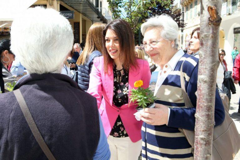 Λουλούδια μοίρασε η υποψήφια Δήμαρχος Μερόπη Υδραίου