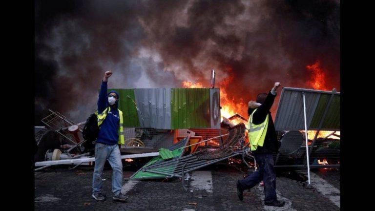 Γαλλία: Σφοδρές συγκρούσεις των «κίτρινων γιλέκων» με την αστυνομία
