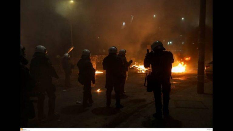 Μολότοφ, χημικά και οδομαχίες: Σκηνές χάους σε Εξάρχεια και Θεσσαλονίκη