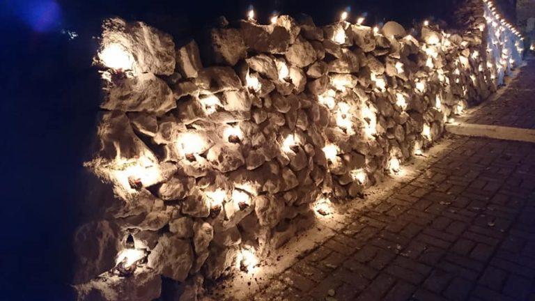 Kέρκυρα: Οι “Μπομπόλοι” φώτισαν το δρόμο του επιταφίου στους Βαρυπατάδες (photos)
