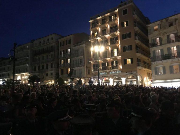 Κατάμεστη η Πλατεία της Κέρκυρας απο χιλιάδες κόσμο (photos)