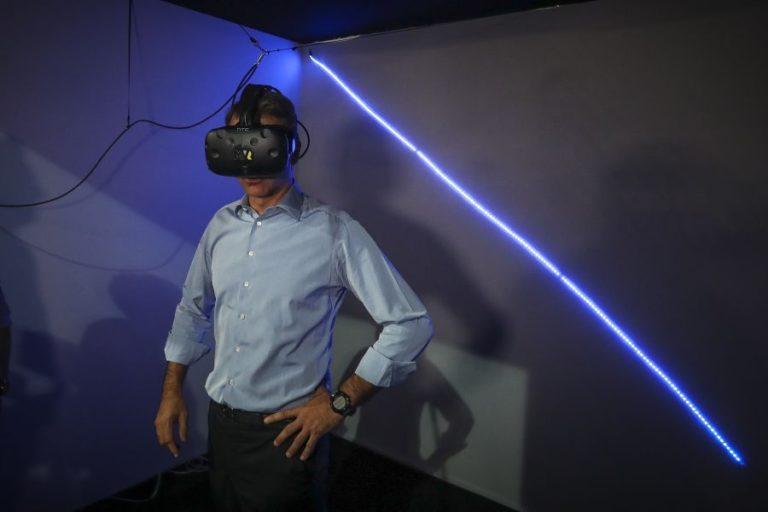 Με tech γυαλιά εικονικής πραγματικότητας ο Κυριάκος Μητσοτάκης (εικόνες)