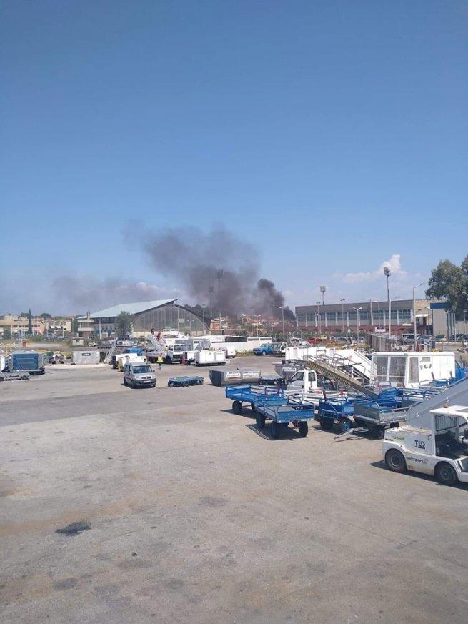 Κέρκυρα | Πήραν φωτιά τα ασφαλτόπανα στην ταράτσα στο κλειστό του ΕΑΚΚ (photos)