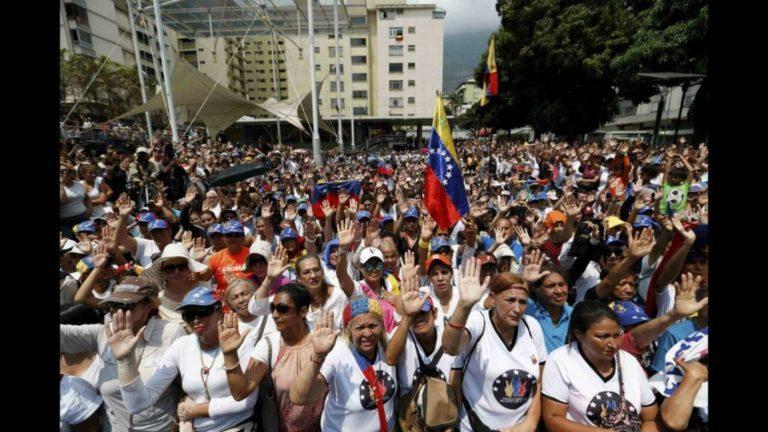Χάος στη Βενεζουέλα: Ογκώδεις διαδηλώσεις υπέρ και κατά της κυβέρνησης εν μέσω… μπλακ-άουτ