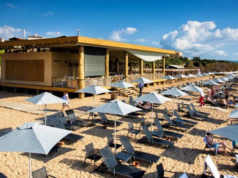 Αυτό είναι το beach bar που έχει γίνει viral λόγω της αρχιτεκτονικής του (videos+photos)