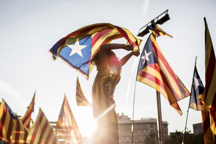 Καταλονία | Διακήρυξε την ανεξαρτησία της | Αναστολή του αυτοδιοίκητου η “απάντηση” της Μαδρίτης (videos)