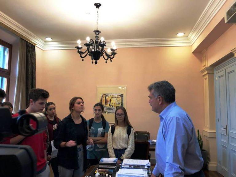 Κ. Νικολούζος | Δέχθηκε “επίσκεψη” από τους μαθητές στο Μαράσλειο (video)