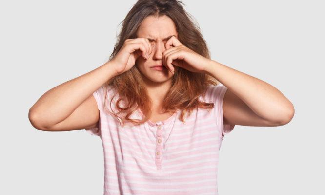 Τρίψιμο των ματιών: 8 λόγοι που πρέπει να το αποφεύγουμε