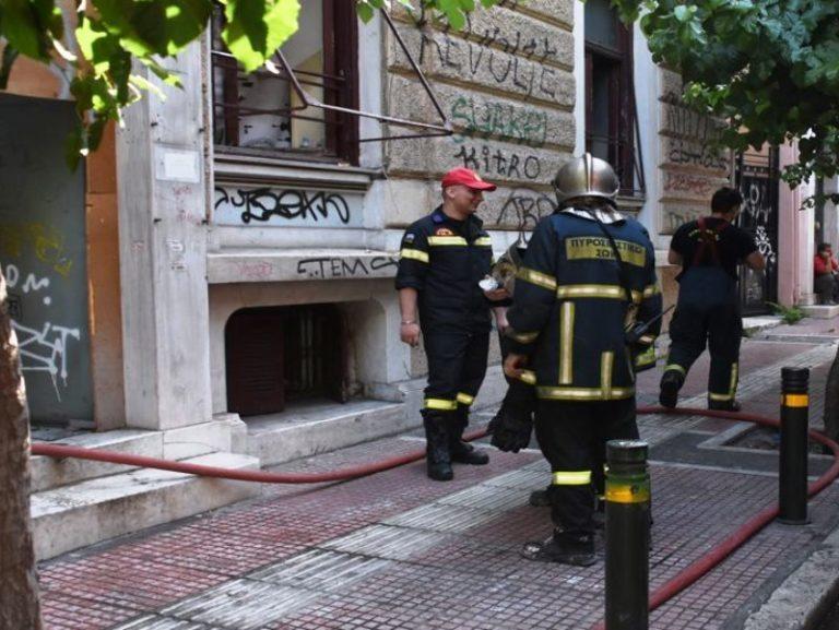 Αθήνα | Πυρκαγιά στην “καρδιά” της πρωτεύουσας – Απεγκλωβίστηκαν 7 άτομα από κτίριο (videos)