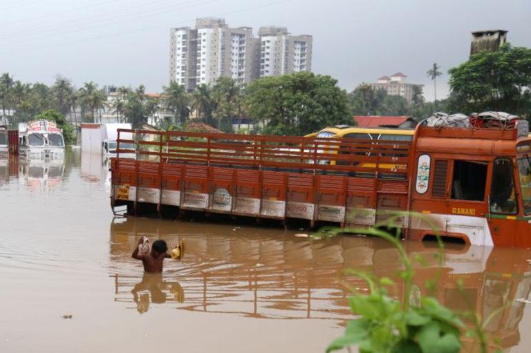Ινδία | Στους 357 οι νεκροί από τις πλημμύρες (photos)