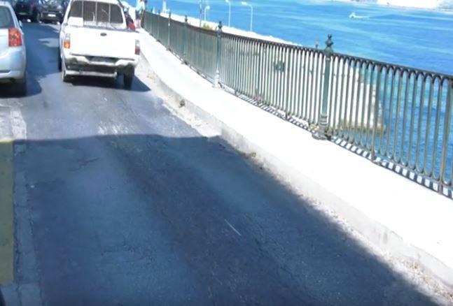 Κέρκυρα | Παραμένει η σοβαρή καθίζηση του δρόμου στα Μουράγια (video)