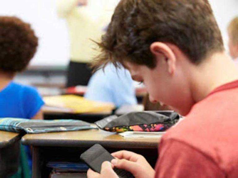 Υπουργείο Παιδείας | Πλήρης απαγόρευση κινητών & tablets στα σχολεία