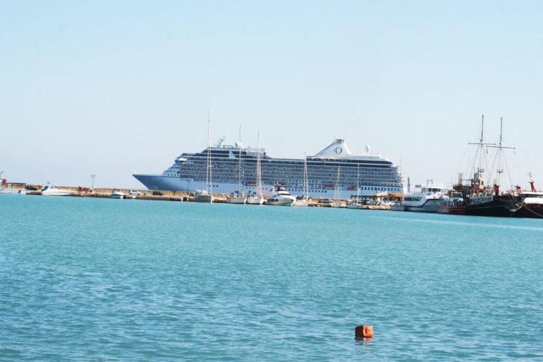 Κέρκυρα: Ο Εμπορικός Σύλλογος  καταγγέλλει με ψήφισμα τον κατευθυνόμενο σε συγκεκριμένες επιχειρήσεις τουρισμό από τα κρουαζιερόπλοια