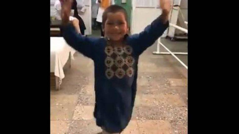 Συγκίνηση: 5χρονος χορεύει για το προσθετικό μέλος που απέκτησε στο δεξί του πόδι