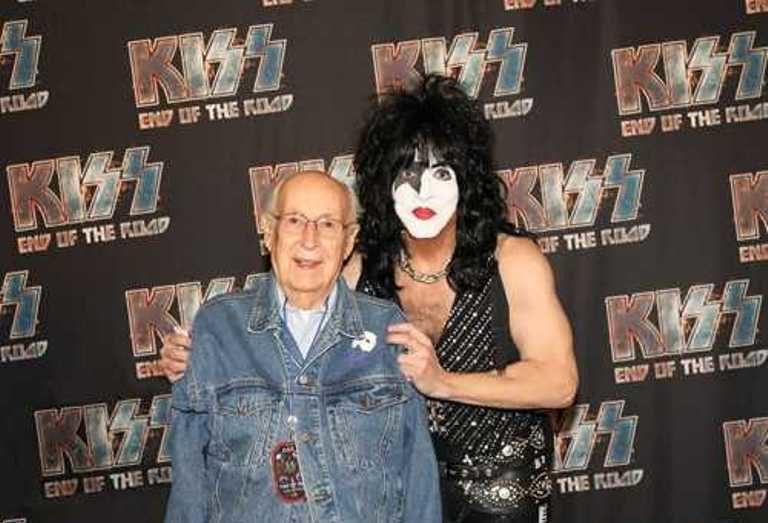 O 98χρονος πατέρας του Paul Stanley σε συναυλία των KISS