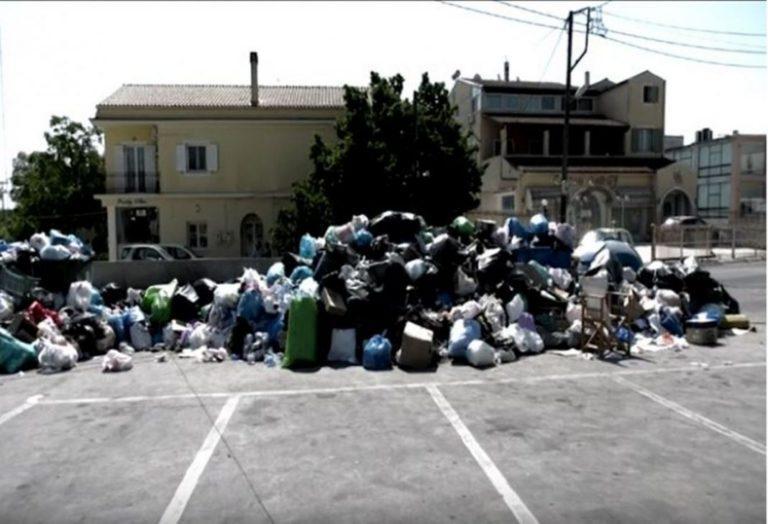 Γράφει η Λένα Σιμάτη | Μας «πνίγουν» ξανά τα σκουπίδια  (video)
