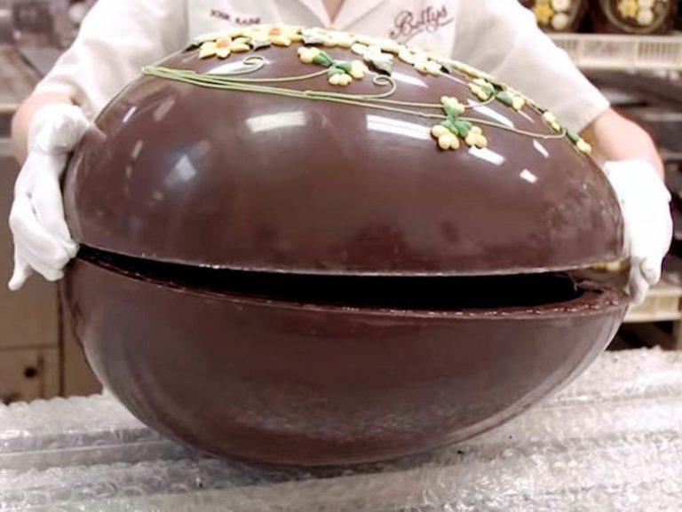 Tο παραδοσιακό σοκολατένιο αυγό “γίγαντας” των ζαχαροπλαστείων Bettys (video)