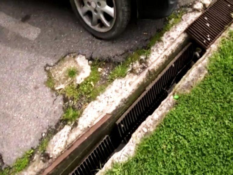 Κέρκυρα | Δημόσιος κίνδυνος οι κατεστραμμένες σχάρες απορροής ομβρίων υδάτων στην κάτω πλατεία (video)