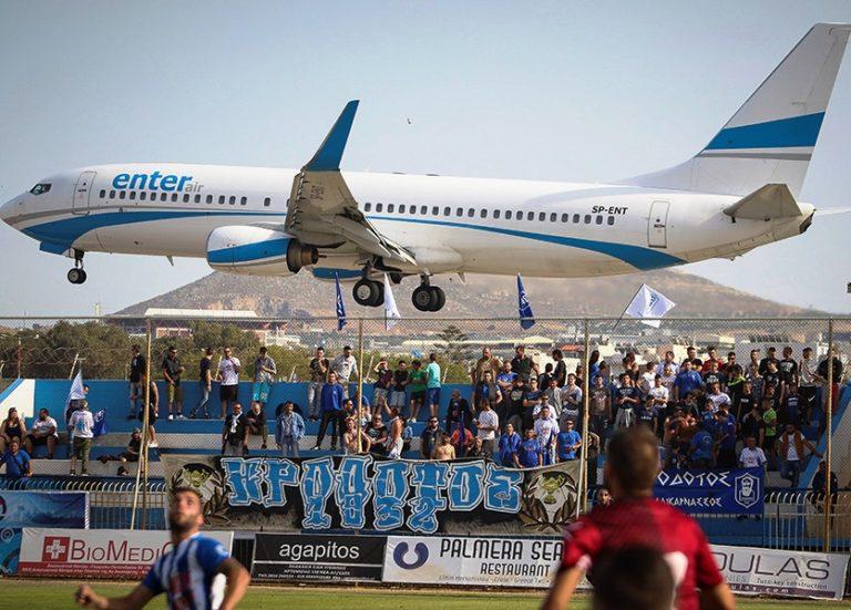 Κρήτη | Αεροπλάνο πέρασε… ξυστά από τα κεφάλια φιλάθλων! (video)