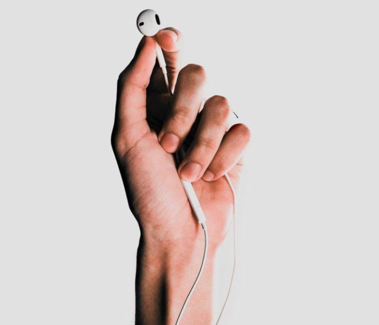 3 τρόποι για να μην μπερδεύονται τα ακουστικά σου