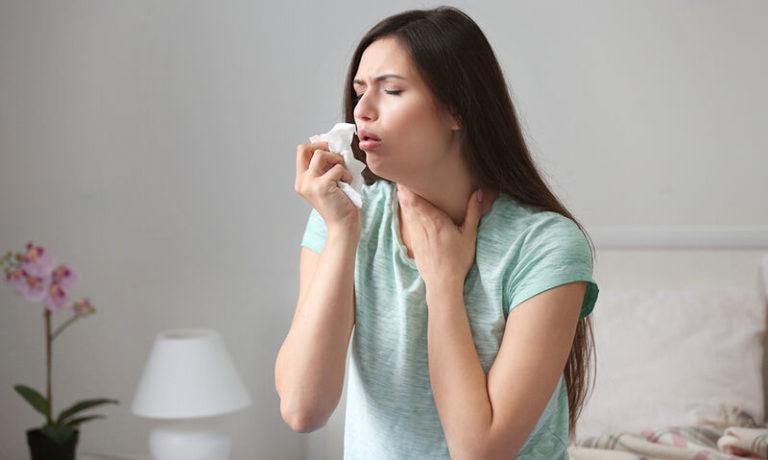 Αλλεργικός βήχας: Πώς θα τον ξεχωρίσετε από το βήχα λόγω ίωσης