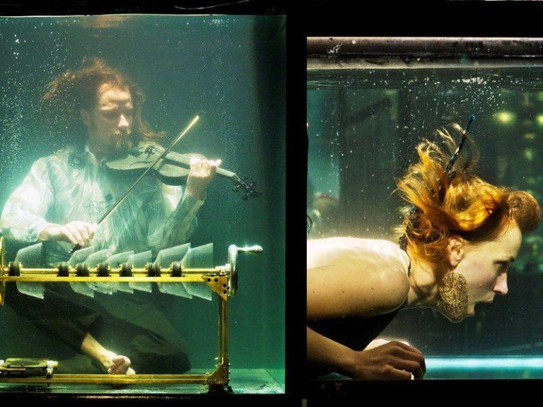 AquaSonic | Η μπάντα που παίζει μουσική κάτω από το νερό (video)