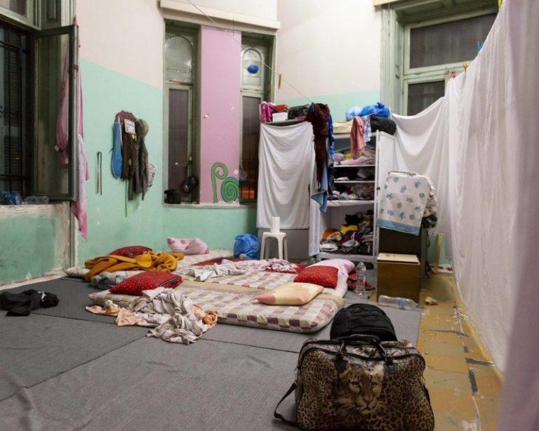 Τι βρήκε η ΕΛ.ΑΣ. στα κτίρια της Αχαρνών: Μαχαίρια, όπλα, σφαίρες -Σύρος είχε ένταλμα σύλληψης για βιασμό ανήλικης