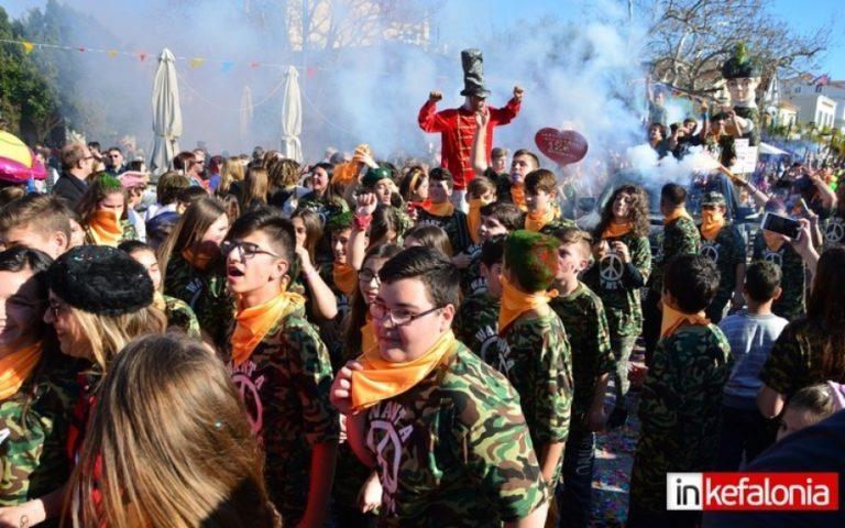 Η κεντρική καρναβαλική παρέλαση στο Αργοστόλι (εικόνες)