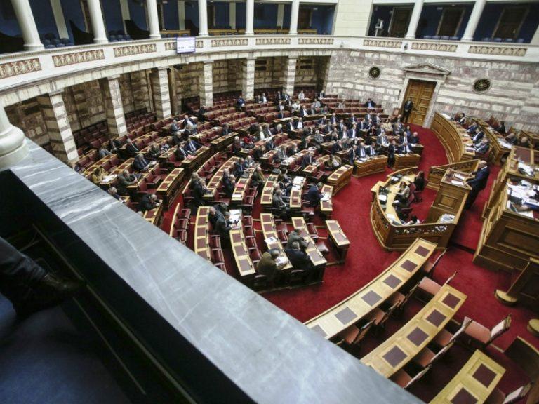 Βουλή | Υπερψηφίστηκε το νομοχέδιο αναδοχής από ομόφυλα ζευγάρια