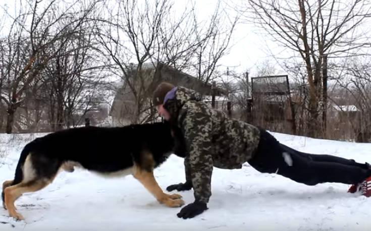 Σκύλος κάνει γυμναστική με το αφεντικό του | Video