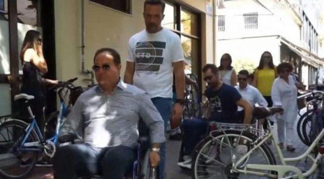 Σε αναπηρικό καροτσάκι ο δήμαρχος Καρδίτσας για να βιώσει τα προβλήματα των ΑΜΕΑ (video)