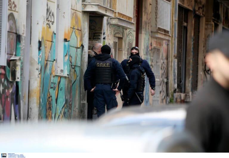 Εξάρχεια: Αιματηρή συμπλοκή ένοπλων με λιμενικούς στην καρδιά της Αθήνας