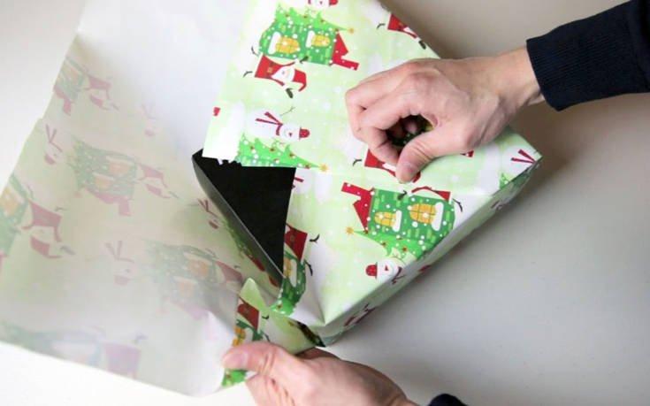 Το κόλπο για να τυλίξεις δώρο μόνο με χαρτί | Video