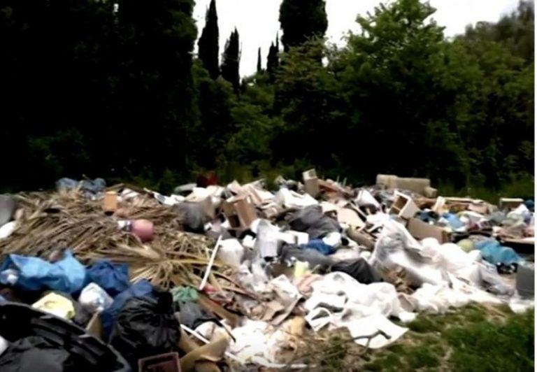 Κέρκυρα | Συνεχίζονται τα προβλήματα με τα σκουπίδια και τα ογκώδη αντικείμενα (video)