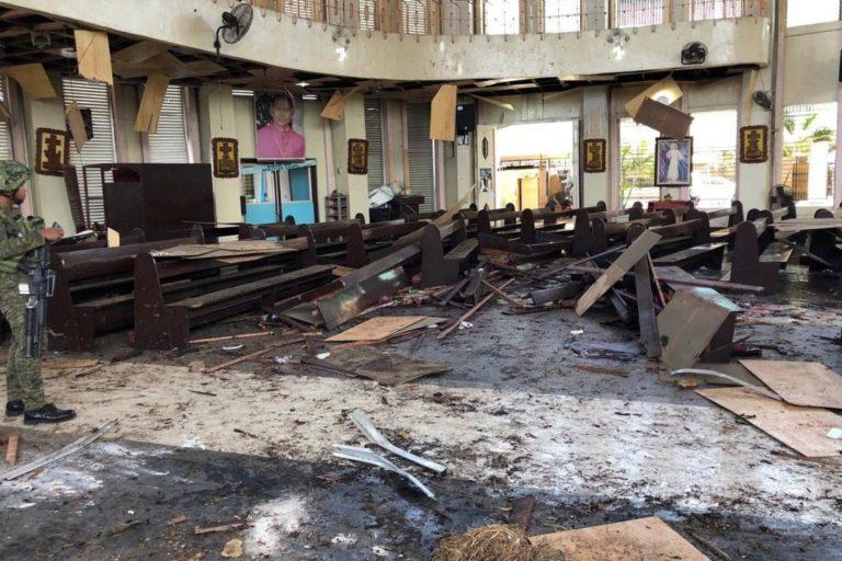 Διπλή βομβιστική επίθεση σε εκκλησία στις Φιλιππίνες – 21 νεκροί, 71 τραυματίες (photos)