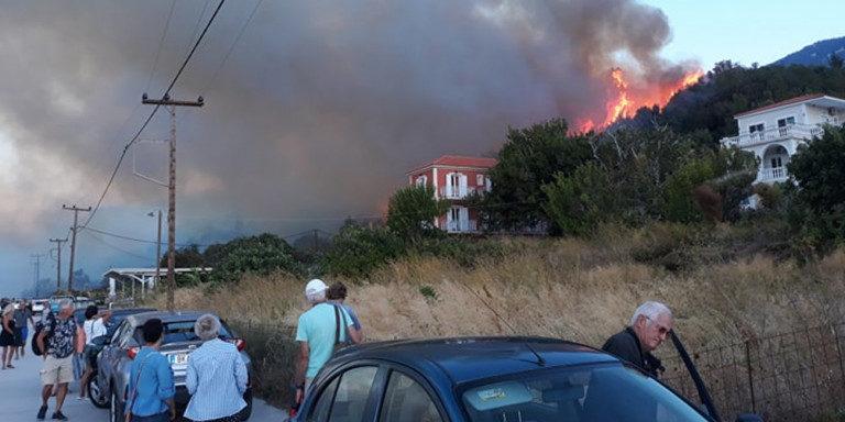 Φωτιά στην Κεφαλλονιά -Εκκενώθηκαν τουριστικά καταλύματα