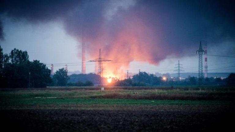 Γερμανία: Έκρηξη και φωτιά σε διυλιστήριο, αναφορές για τραυματίες