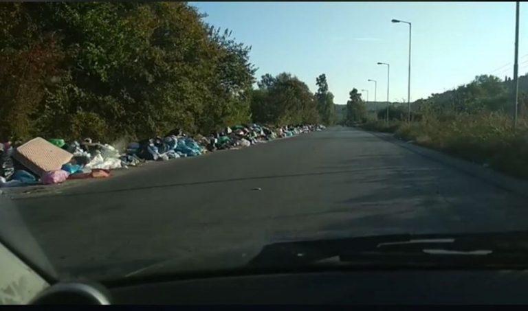 Χιλιόμετρα αμάζευτων σκουπιδιών ( video )