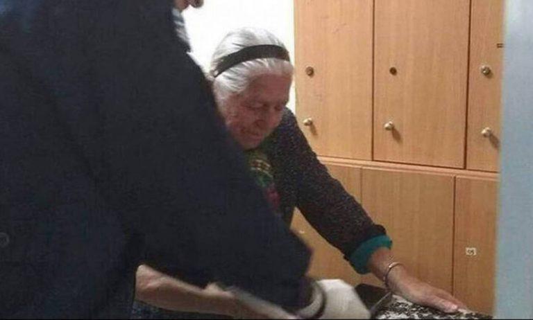 Δικαίωση για την 90χρονη με τα “τερλίκια” | Βρέθηκε τρόπος να “παγώσει” επ’ αόριστον το πρόστιμο των 200€