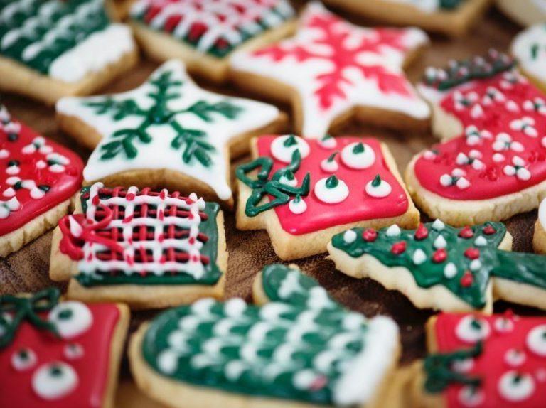 Χριστούγεννα vs θερμίδες: Πόσο μας παχαίνουν μελομακάρονα, κουραμπιέδες και γιορτινά γλυκά