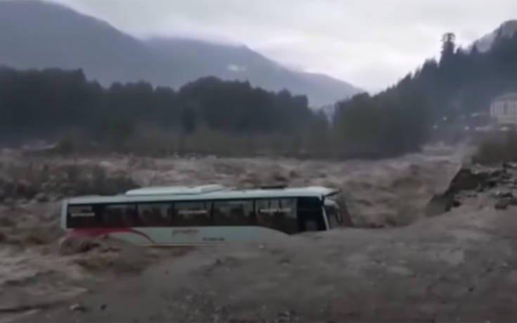 Η στιγμή που ορμητικά νερά «καταπίνουν» λεωφορείο στην Ινδία (video)