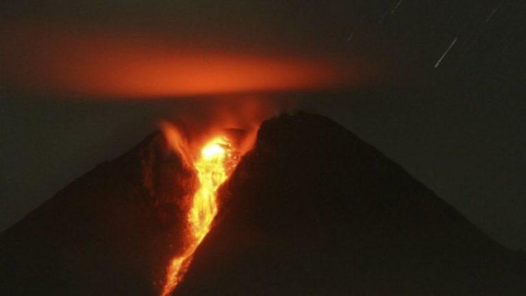 Έπεσε μέσα στο ενεργότερο ηφαίστειο της Χαβάης και βγήκε ζωντανός (pics)