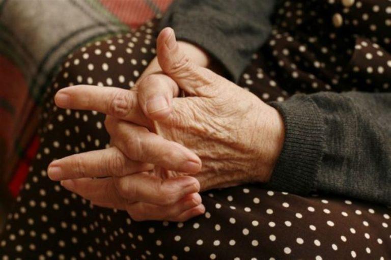 Συνέλαβαν 90χρονη στη Θεσσαλονίκη γιατί πουλούσε «τερλίκια» στη λαϊκή – Την άφησαν χωρίς φαγητό και νερό