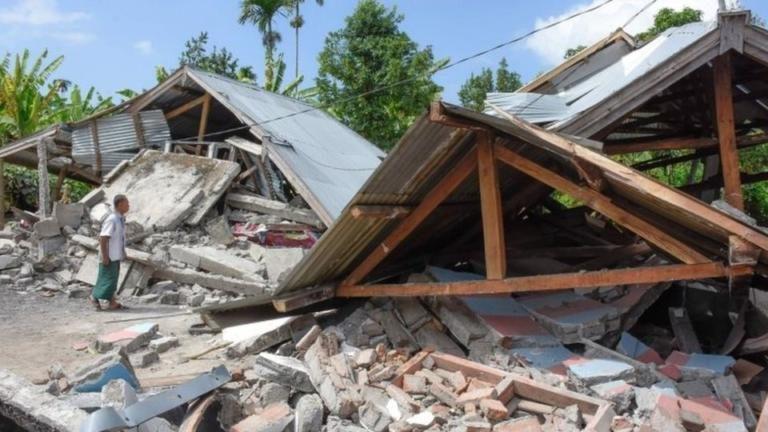 Τρόμος και 91 νεκροί από τον σεισμό των 6,9 Ρίχτερ στην Ινδονησία