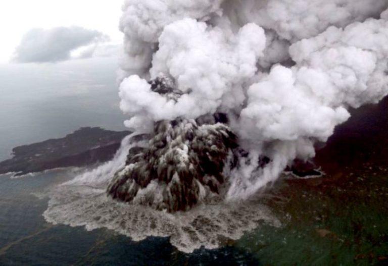 Απερίγραπτο βίντεο: Η ώρα της έκρηξης του ηφαιστείου που προκάλεσε το φονικό τσουνάμι στην Ινδονησία