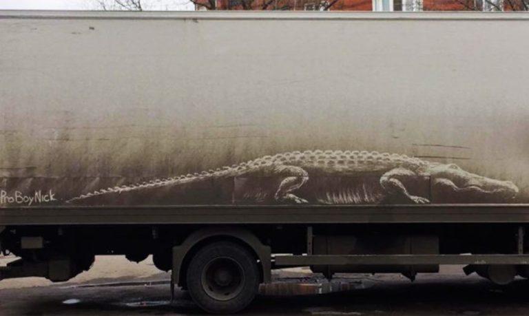 Καλλιτέχνης ζωγραφίζει πάνω σε αυτοκίνητα οδηγών που έχουν να τα πλύνουν μέρες